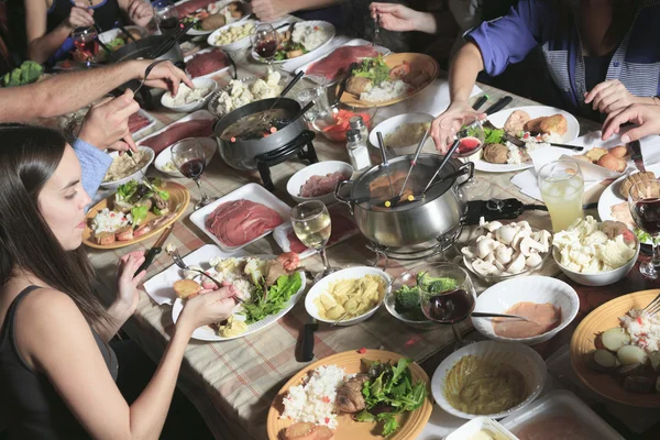 En fondue middag med vän på en vacker plats — Stockfoto