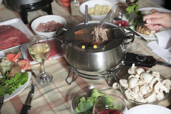 Una cena de fondue con un amigo en un hermoso lugar — Foto de Stock