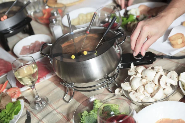 Una cena de fondue con un amigo en un hermoso lugar — Foto de Stock