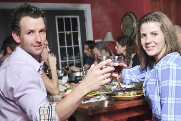 Una cena de fondue con un amigo en un hermoso lugar —  Fotos de Stock