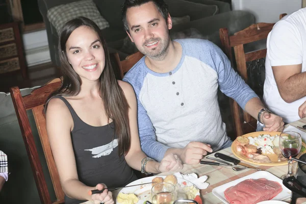 Una cena fonduta con un amico in un posto bellissimo — Foto Stock