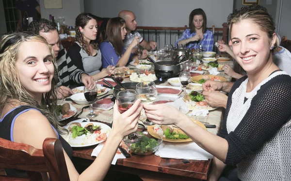 Una cena de fondue con un amigo en un hermoso lugar —  Fotos de Stock