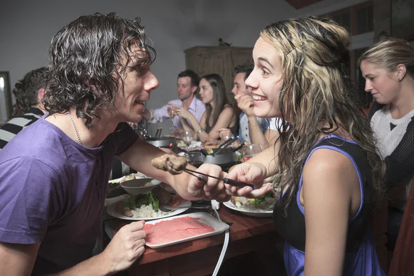 Una cena de fondue con un amigo en un hermoso lugar —  Fotos de Stock
