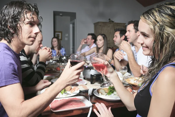 Una cena de fondue con un amigo en un hermoso lugar —  Fotos de Stock