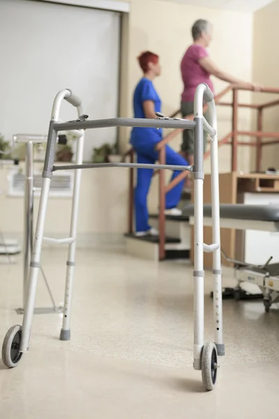 Äldre dam med hennes sjukgymnaster på sjukhus — Stockfoto