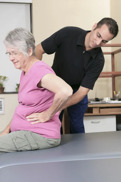 Anciana con sus fisioterapeutas en un hospital — Foto de Stock
