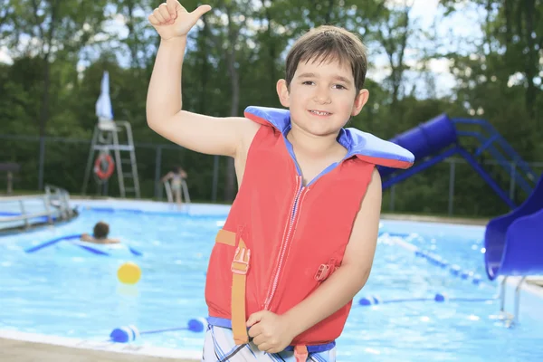 Niño jugar en el lugar de la piscina en un hermoso verano —  Fotos de Stock