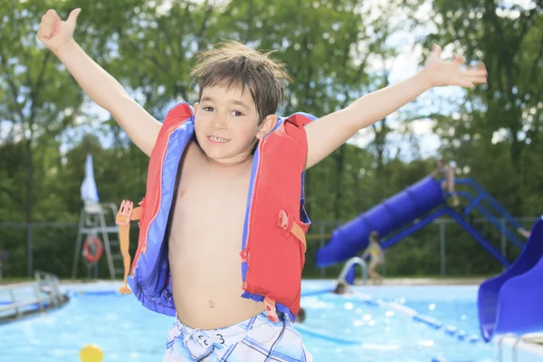 Niño jugar en el lugar de la piscina en un hermoso verano —  Fotos de Stock