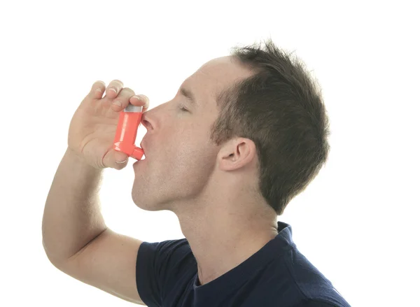 Hombre joven usando un inhalador de asma como prevención — Foto de Stock