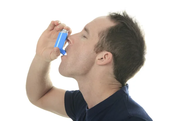 Hombre joven usando un inhalador de asma como prevención — Foto de Stock