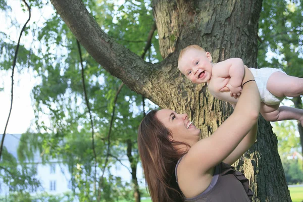 A mother with is baby on a beautiful forest — Stock Photo, Image