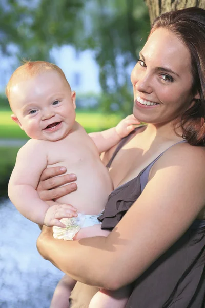 A mother with is baby on a beautiful forest — Stock Photo, Image