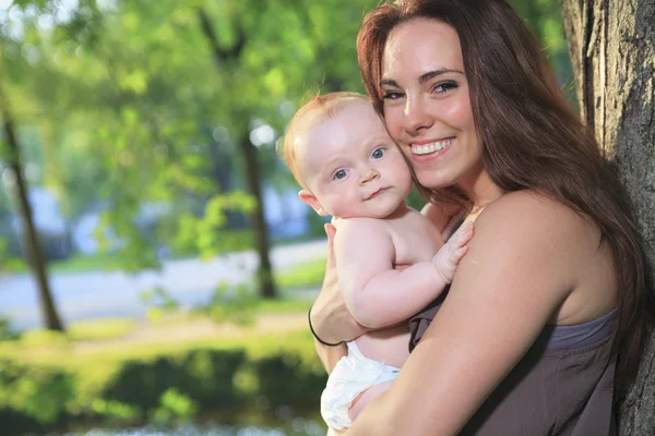 A mother with is baby on a beautiful forest — Stock Photo, Image