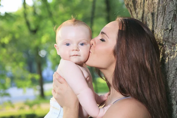 Una madre con su bebé en un hermoso bosque — Foto de Stock