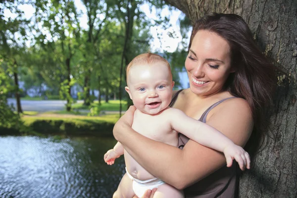 A mother with is baby on a beautiful forest — Stock Photo, Image