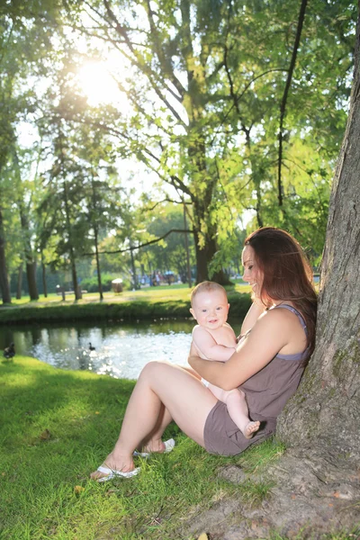 A mother with is baby on a beautiful forest — Stock Photo, Image