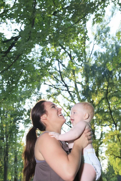 A mother with is baby on a beautiful forest — Stock Photo, Image