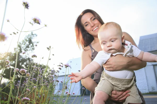 A mother with is baby on a beautiful forest — Stock Photo, Image