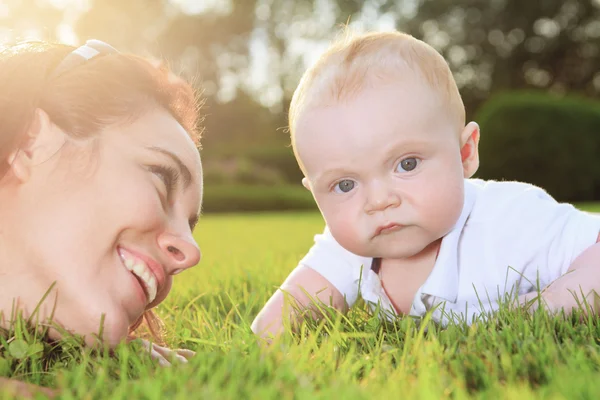 En mamma med är baby i en vacker skog — Stockfoto