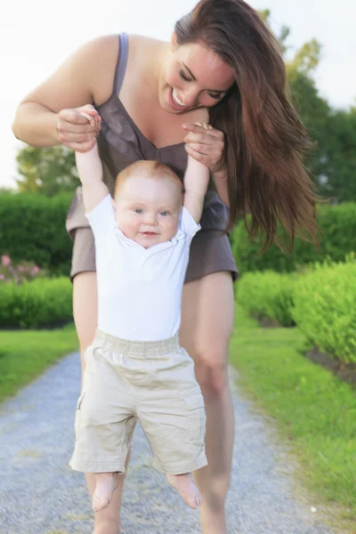 A mother with is baby on a beautiful forest — Stock Photo, Image