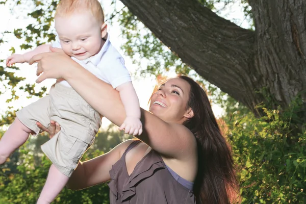 Una madre con su bebé en un hermoso bosque — Foto de Stock