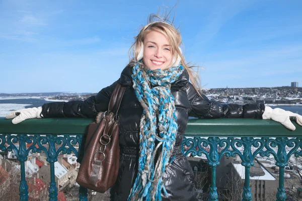 A beautiful woman on the blue sky of Quebec winter — Stock Photo, Image