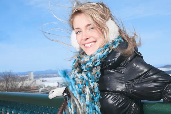 Μια όμορφη γυναίκα για τον μπλε ουρανό του Κεμπέκ χειμώνα — Φωτογραφία Αρχείου