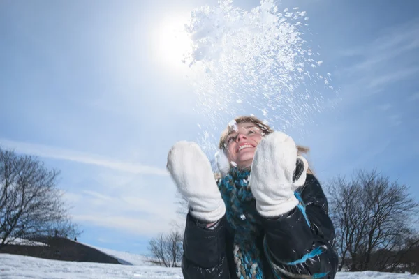 A beautiful woman on the blue sky of Quebec winter — Stock Photo, Image