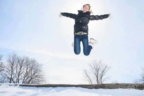 Una hermosa mujer en el cielo azul del invierno de Quebec — Foto de Stock