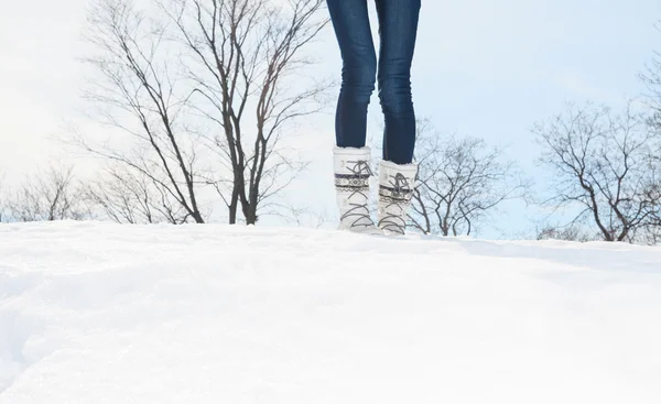 A beautiful woman on the blue sky of Quebec winter — Stock Photo, Image