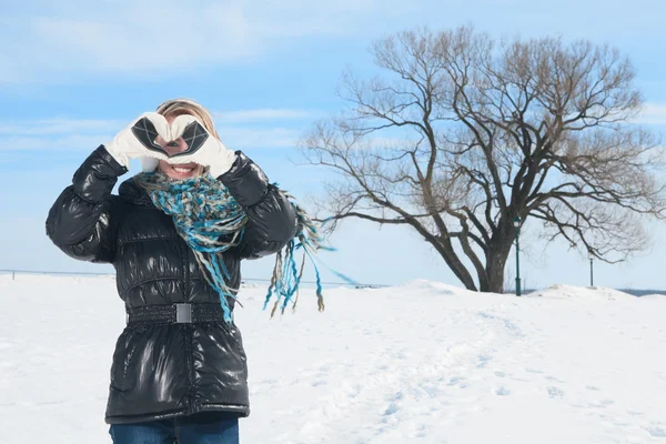 A beautiful woman on the blue sky of Quebec winter — Stock Photo, Image