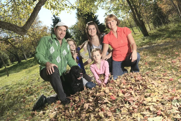 Aile atış sonbahar yaprakları — Stok fotoğraf