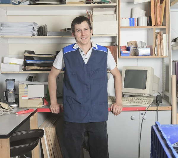 Um retrato assistente de vendas em loja de eletrodomésticos supermercado st — Fotografia de Stock