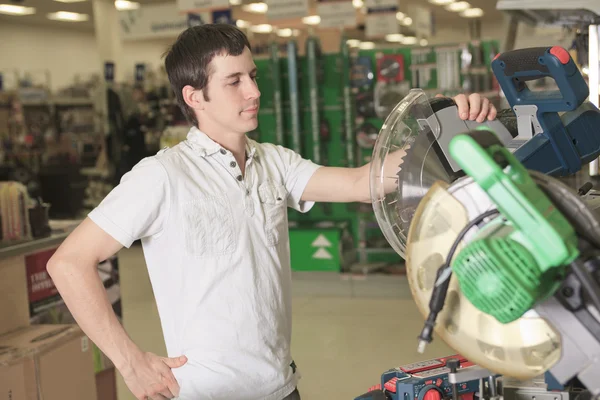 Een portret van de client in huis toestel winkel supermarkt op te slaan — Stockfoto