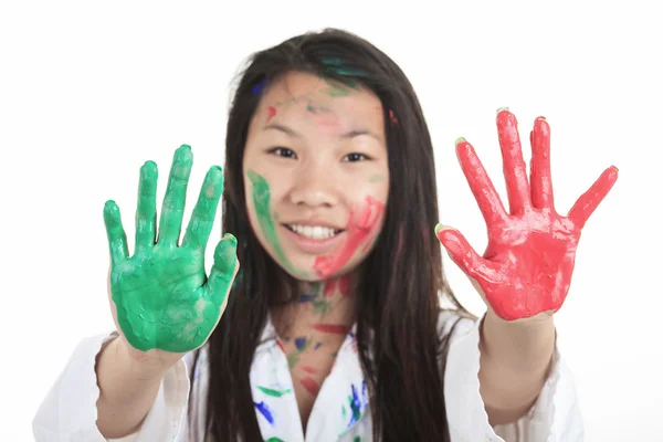 Um pouco asiático menina com tinta sobre ele isolar no branco — Fotografia de Stock