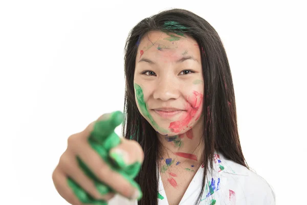 Una piccola ragazza asiatica con vernice su di esso isolare su bianco — Foto Stock