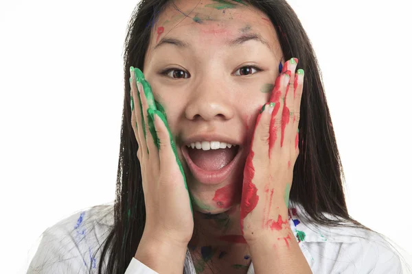 Una piccola ragazza asiatica con vernice su di esso isolare su bianco — Foto Stock