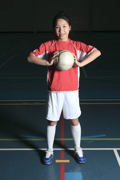 Um jogador de futebol feminino em um estádio — Fotografia de Stock