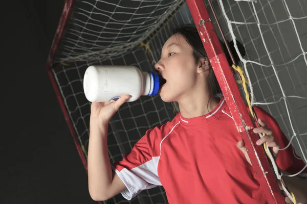 Um jogador de futebol feminino em um estádio — Fotografia de Stock