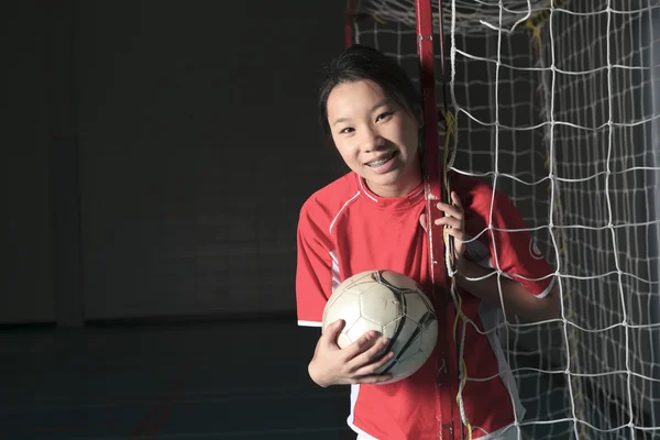 Une joueuse de foot dans un stade — Photo