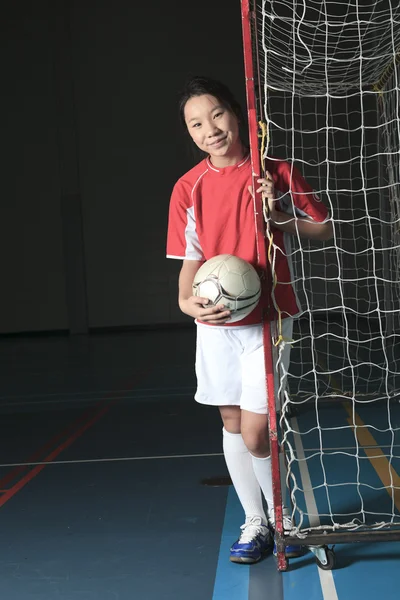 Um jogador de futebol feminino em um estádio — Fotografia de Stock