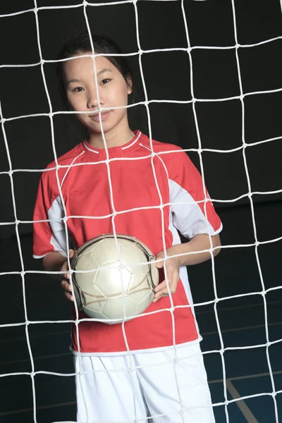 Una giocatrice di calcio in uno stadio — Foto Stock