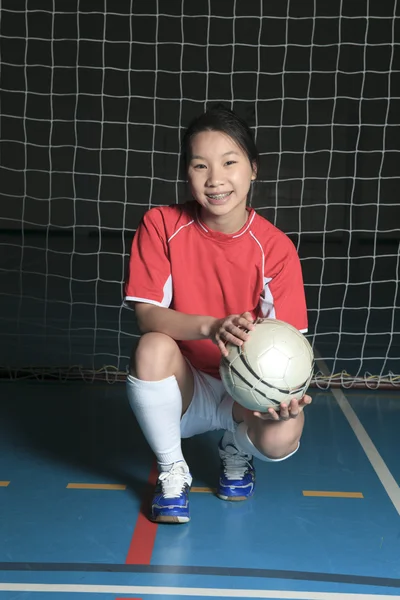 Una futbolista femenina en un estadio — Foto de Stock