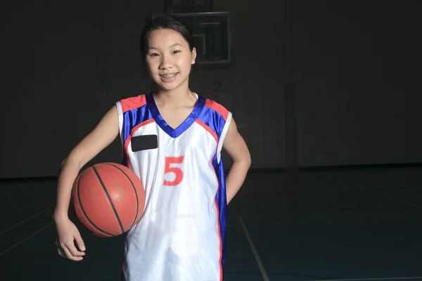 Un jugador de baloncesto asiático en el campo de gimnasia — Foto de Stock