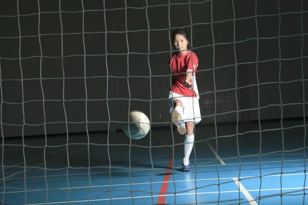 Um jogador de futebol feminino em um estádio — Fotografia de Stock