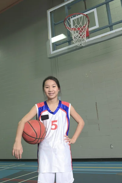 Un giocatore di basket asiatico nel campo di ginnastica — Foto Stock