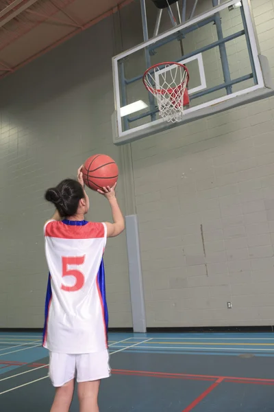 Gymnasium alanında bir Asya basketbol oyuncu — Stok fotoğraf