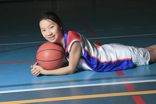 Un jugador de baloncesto asiático en el campo de gimnasia — Foto de Stock