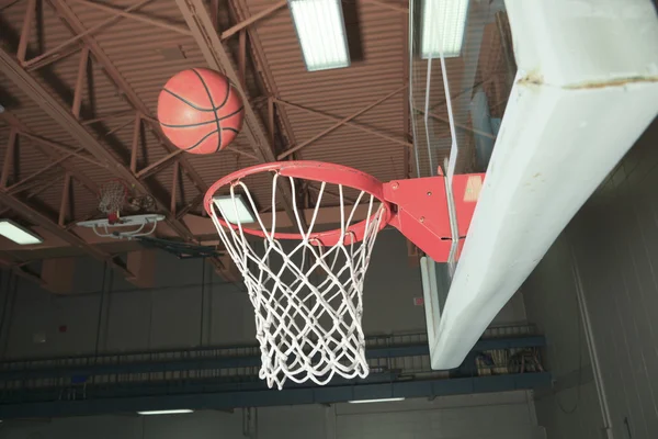 Cesta de basquete com todos passando pela rede — Fotografia de Stock