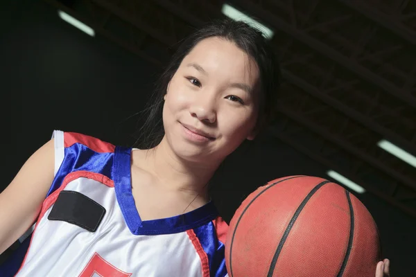 Un joueur de basket asiatique dans le champ de gymnase — Photo